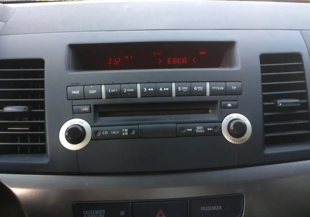 Jak podłączyć pendrive do radia samochodowego bez USB - proste metody