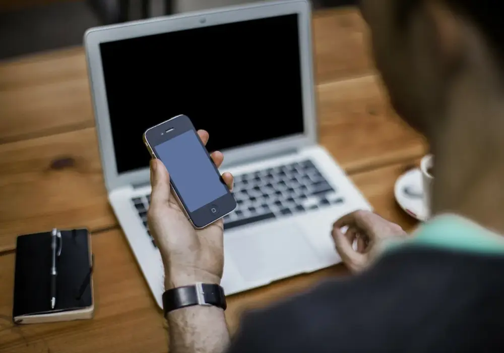 Jak przegrać zdjęcia z telefonu na laptopa bez problemów i strat