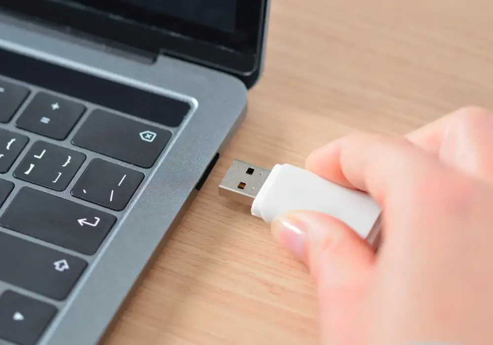 Jak naprawić uszkodzony pendrive i odzyskać cenne dane bez ryzyka