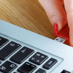 Jak zgrać z pendrive na komputer bez problemów i utraty danych