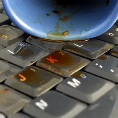 Ile schnie zalany laptop? Kluczowe kroki, by uniknąć uszkodzeń