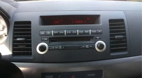 Jak podłączyć pendrive do radia samochodowego bez USB - proste metody