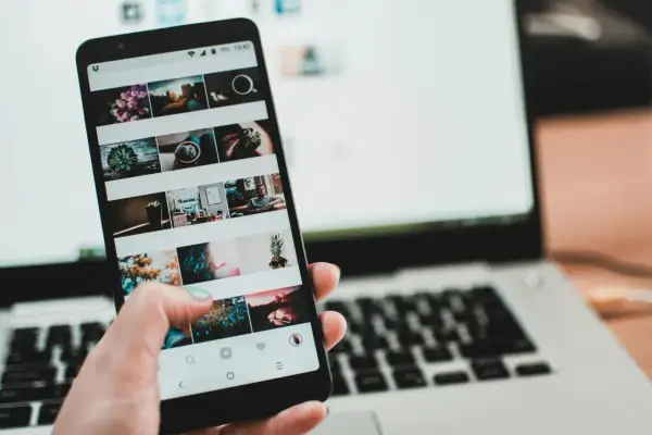 Jak podłączyć iPhone do AUX w samochodzie - proste kroki i porady