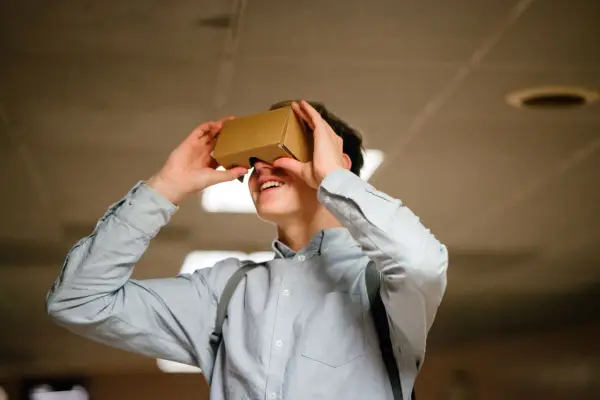 Jak oglądać filmy VR na telefonie i cieszyć się niesamowitym doświadczeniem